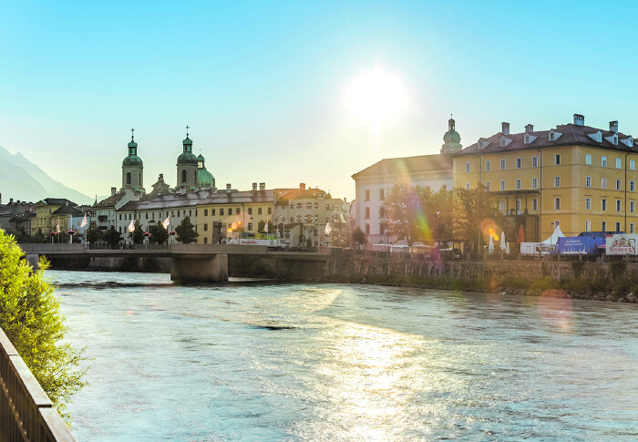 Blick von St. Nikolaus &uuml;ber den Inn auf den Innsbrucker Dom und die Geb&auml;ude am Eingang zur Altstadt