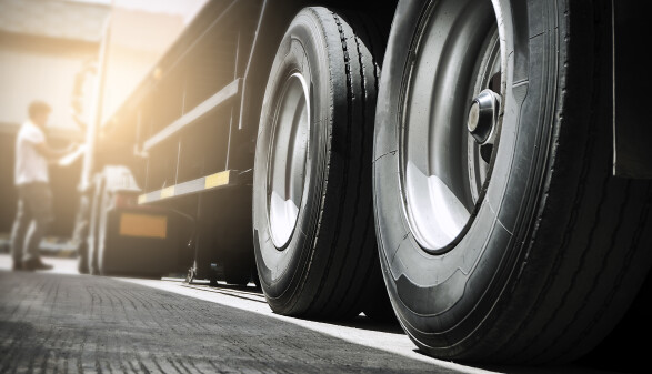 Hinterreifen eines Sattelschleppers