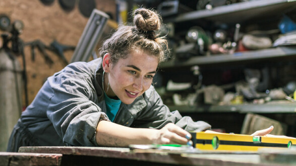 Junge Arbeitnehmerin in der Werkstatt