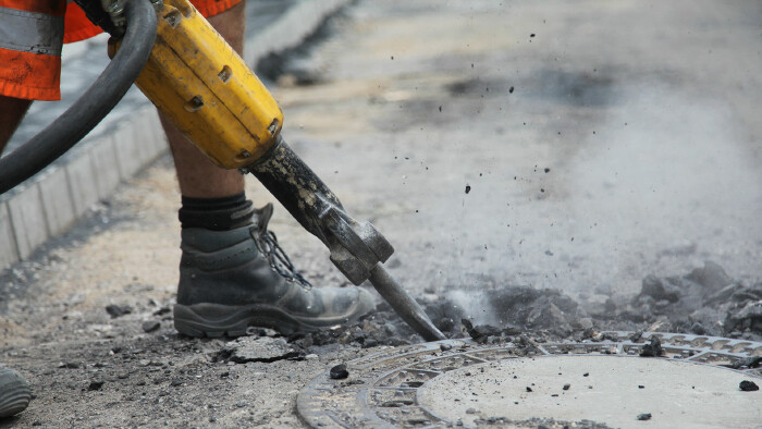 Bauarbeiter mit Abbruchhammer