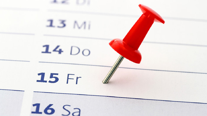 © Schlierner/stock.adobe.com Pin steckt im Kalender © Schlierner/stock.adobe.com