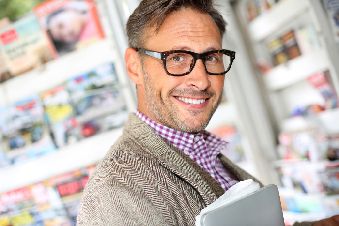 © goodluz/adobe.stock.com Mann in Bücherei © goodluz/adobe.stock.com