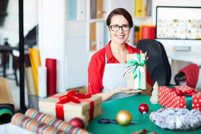 © pressmaster/stock.adobe.com Verkäuferin verpackt eingekaufte Geschenke © pressmaster/stock.adobe.com