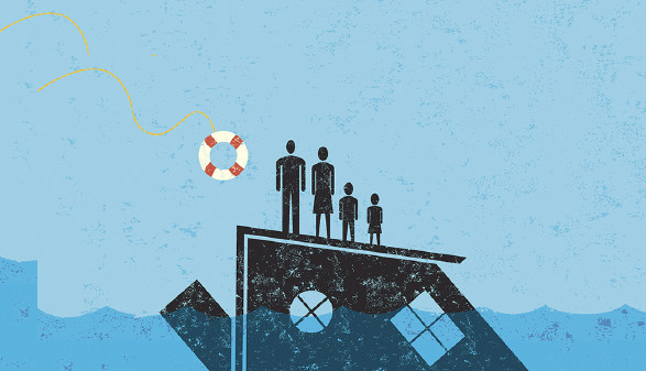 © retrostar/stock.adobe.com Familie auf einem untergehenden Haus, der ein Rettungsring zugeworfen wird. © retrostar/stock.adobe.com
