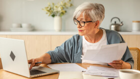 ältere Dame mit Laptop