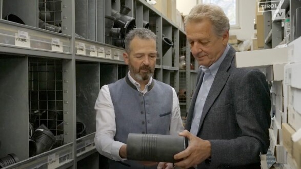 Hubert Gartner und Erwin Zangerl im Lager des Installationsbetriebs. © AK Tirol/ tirol tv