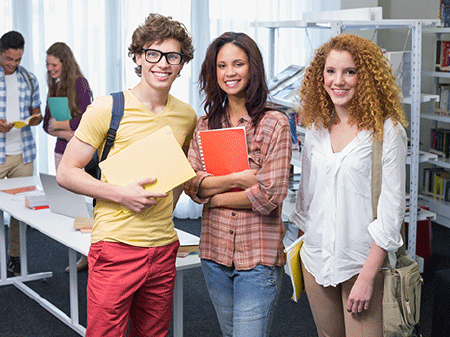 Studentinnen und Student stehen beisammen und lachen