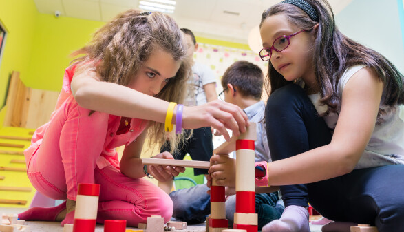 Kinder beim Spielen mit Bausteinen