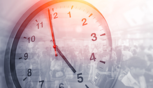 © Korn V./stock.adobe.com Uhr mit Menschen im Hintergrund © Korn V./stock.adobe.com