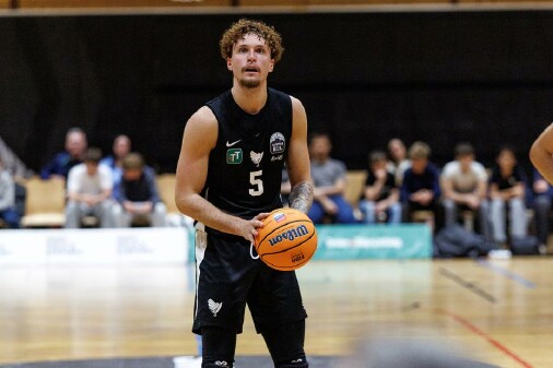 Basketballspieler der SWARCO Raiders Tirol mit dem Basketball in der Hand