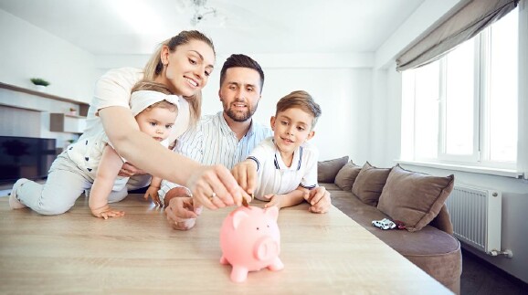 Familie mit Sparschwein