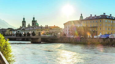Blick von St. Nikolaus &uuml;ber den Inn auf den Innsbrucker Dom und die Geb&auml;ude am Eingang zur Altstadt