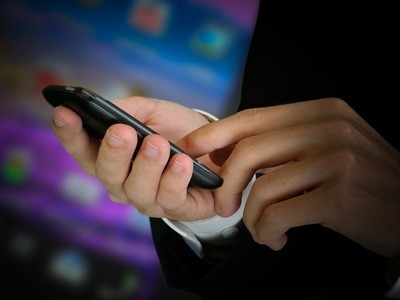 Die dubiosen Zahlungsaufforderungen kommen per SMS. © Gerhard Seybert/Fotolia Mann tippt auf sein Smartphone © Gerhard Seybert/Fotolia