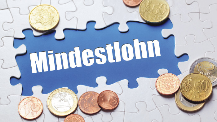© Coloures-pic/stock.adobe.com Schriftzug Mindestlohn mit Münzen © Coloures-pic/stock.adobe.com