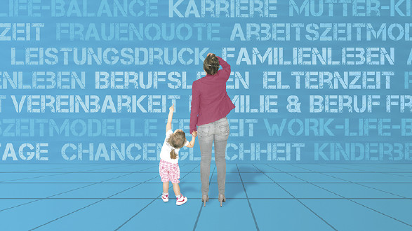 Frau mit Kind steht vor blauer Wand © pathfinder/stock.adobe.com
