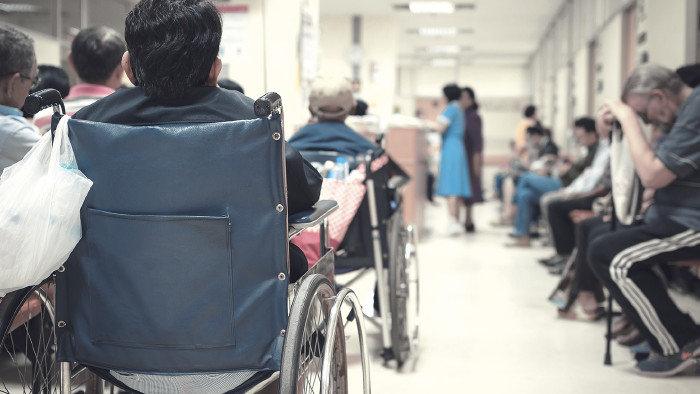 © pongmoji/stock.adobe.com überfüllter Warteraum im Krankenhaus © pongmoji/stock.adobe.com