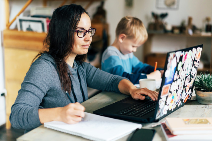 © Ilona/stock.adobe.com Frau arbeitet am Laptop © Ilona/stock.adobe.com