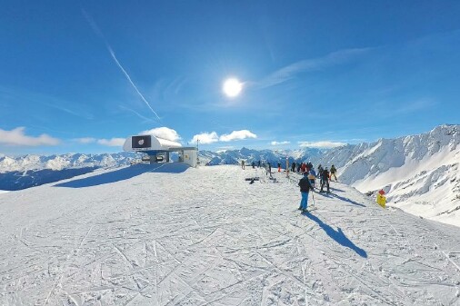 Skifahrer auf der Bergstation im Skigebiet in Kappl