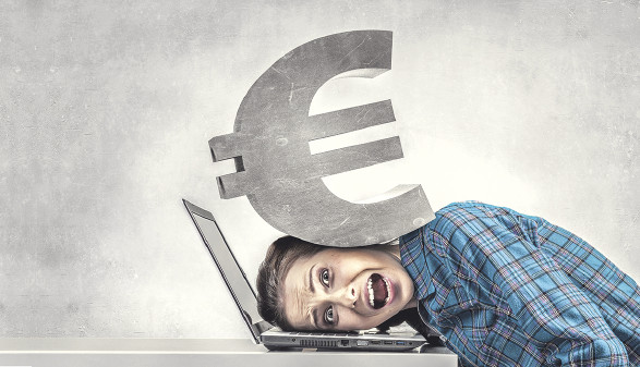 © sergey Nivens/stock.adobe.com Studentin wird von Eurozeichen erdrückt © sergey Nivens/stock.adobe.com