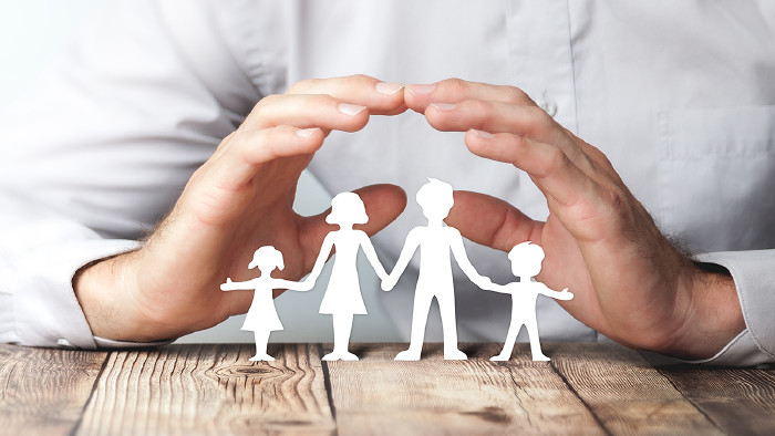 © Philip Steury/stock.adobe.com Hände schützend über einer Familie © Philip Steury/stock.adobe.com