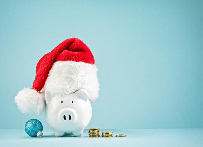 Sparschwein mit Weihnachtsmannmütze © jfunk/stock.adobe.com
