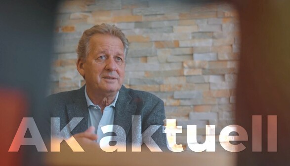 AK Präsident Zangerl im Interview, im Vordergrund steht "AK aktuell" © AK Tirol