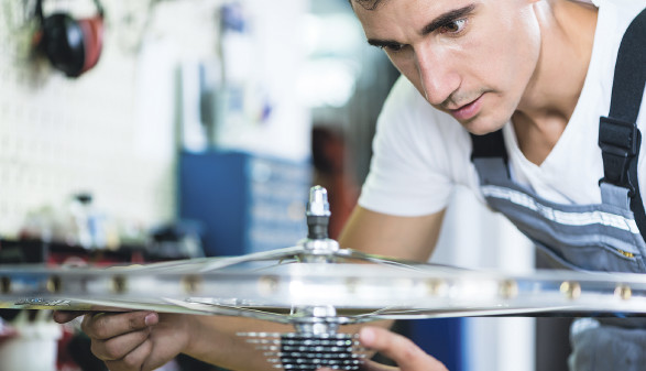 © KZenon/stock.adobe.com Mechaniker beim beim Fahrrad-Service © KZenon/stock.adobe.com