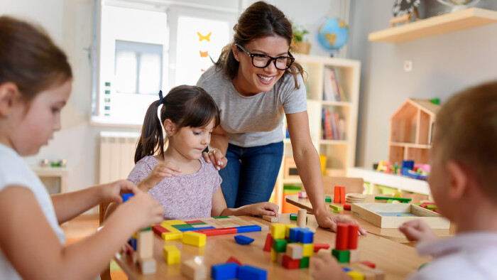 Pädagogin mit Kindern