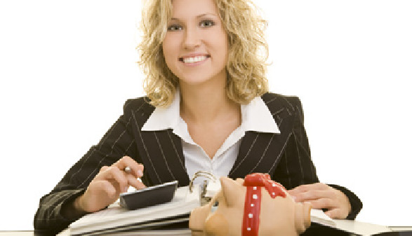 Freie Dienstnehmerin beim Erledigen Ihrer Steuererklärung © Robert Kneschke, Fotolia