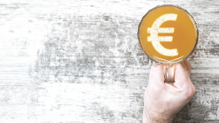 © Ermolaev Aleksandr/stock.adobe.com Bierglas mit Eurozeichen © Ermolaev Aleksandr/stock.adobe.com