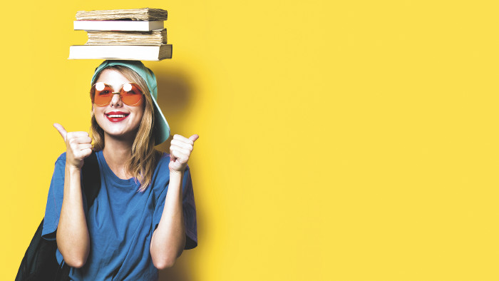 © Masson/stock.adobe.com Studentin mit Büchern auf dem Kopf © Masson/stock.adobe.com
