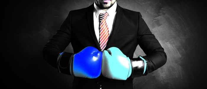 © fotogestoeber/stock.adobe.com Mann trägt türkisen und blauen Boxhandschuh © fotogestoeber/stock.adobe.com