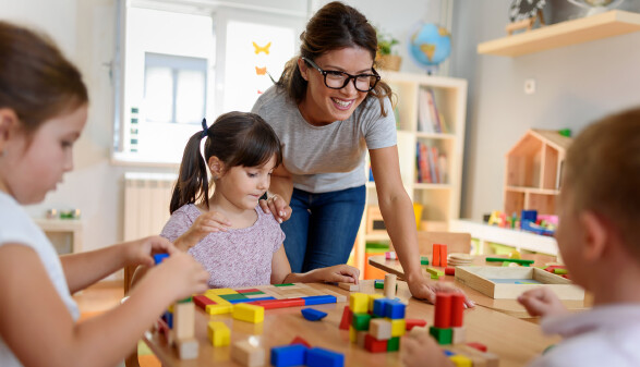 Pädagogin mit Kindern