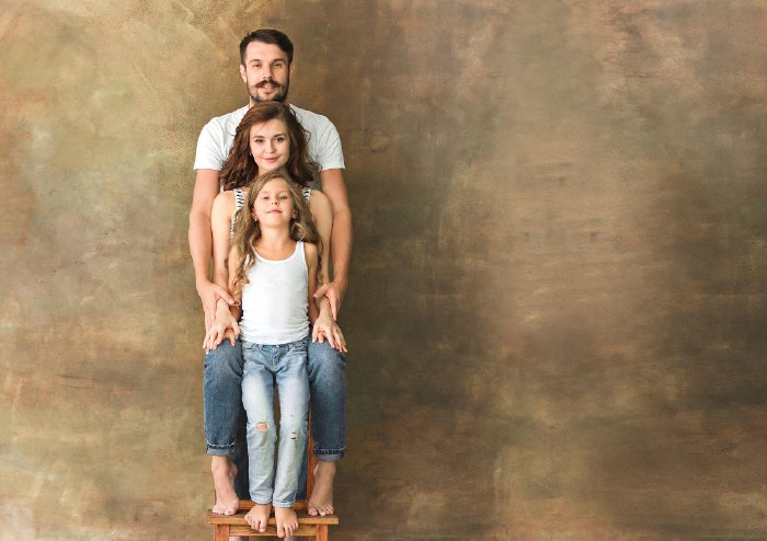 Die Richtlinien für den Arbeitnehmerfonds von Land und AK Tirol wurden angepasst, damit noch mehr Arbeitnehmerinnen und Arbeitnehmer Anspruch auf Unterstützung haben. © master1305/stock.adobe.com Frohe Familie, bestehend aus Vater, Mutter und Tochter © master1305/stock.adobe.com