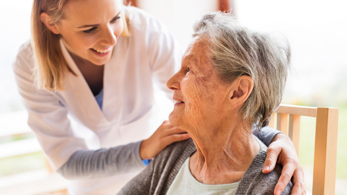 © Halfpoint/stock.adobe.com Pflegerin mit Patientin © Halfpoint/stock.adobe.com
