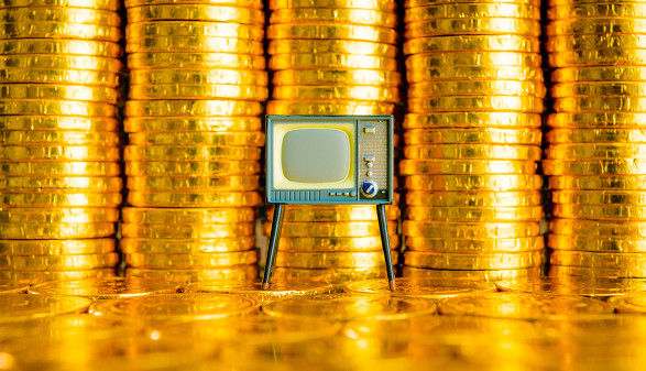 © beeboys/stock.adobe.com Fernseher vor Münzstapeln © beeboys/stock.adobe.com