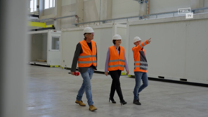 Moderator, AK Vizepräsidentin Andrea Ager und der Geschäftsführer von RECON Europe bei der Betriebsbesichtigung