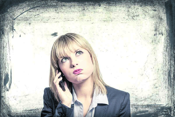 © DDRockstar/stock.adobe.com Frau ärgert sich am Telefon © DDRockstar/stock.adobe.com