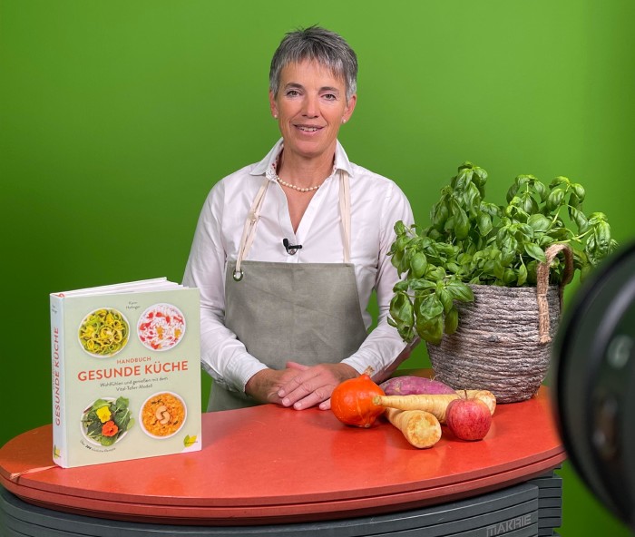 Mag. pharm. Karin Hofinger gibt ihr umfangreiches Ernährungswissen in einer kostenlosen Webinarreihe weiter.  © AK Tirol