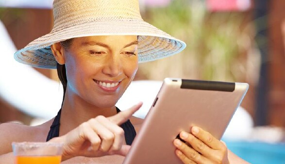 Frau liest ein eBook am Tablet