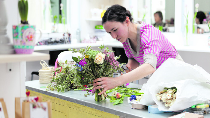 © Alexander Tarassov/stock.adobe.com Floristin beim Binden eines Blumenstraußes © Alexander Tarassov/stock.adobe.com