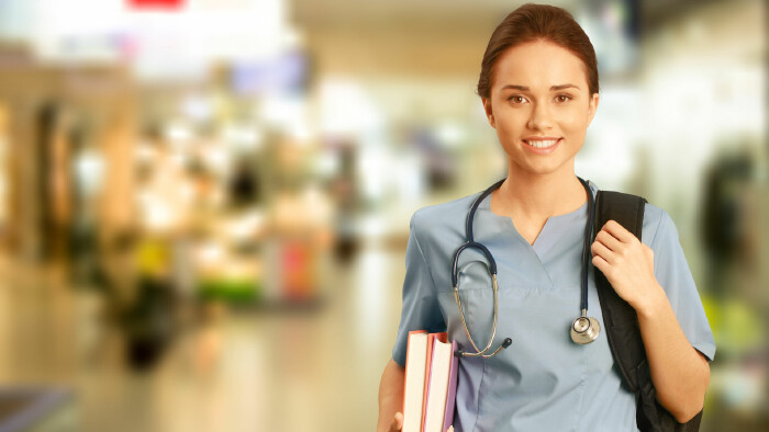 junge Krankenschwester mit B&uuml;cher und Stethoskop