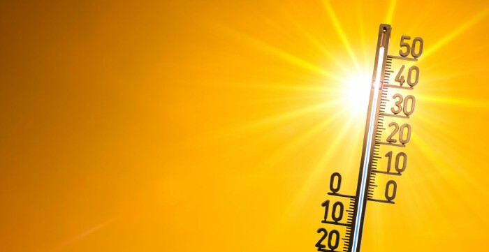 Die Sonne strahlt stark auf ein Thermometer, welches über 35 Grad Celsius anzeigt.