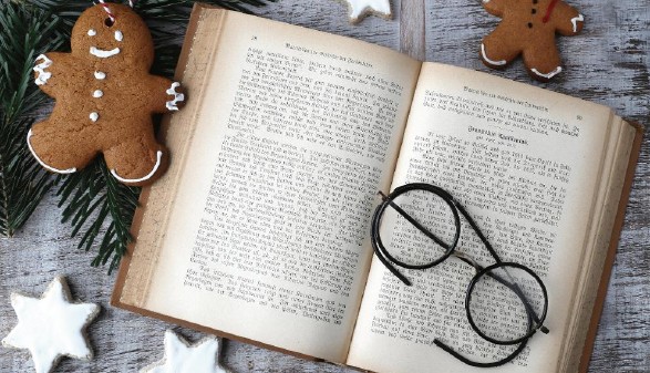 altes Buch mit Lebkuchen &copy; Astrid Meine/stock.adobe.com