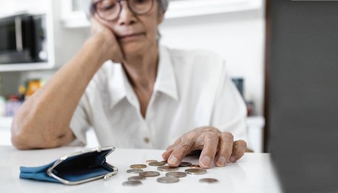 altere Frau zählt Münzen © Satjawat/stock.adobe.com