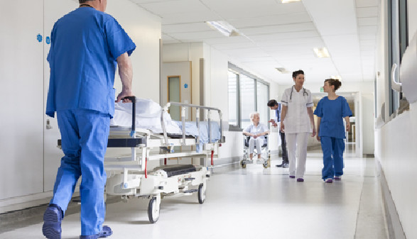 Pfleger schiebt Bett am Krankenhausflur © spotmatikphoto, fotolia.com Pfleger schiebt Bett am Krankenhausflur © spotmatikphoto, fotolia.com