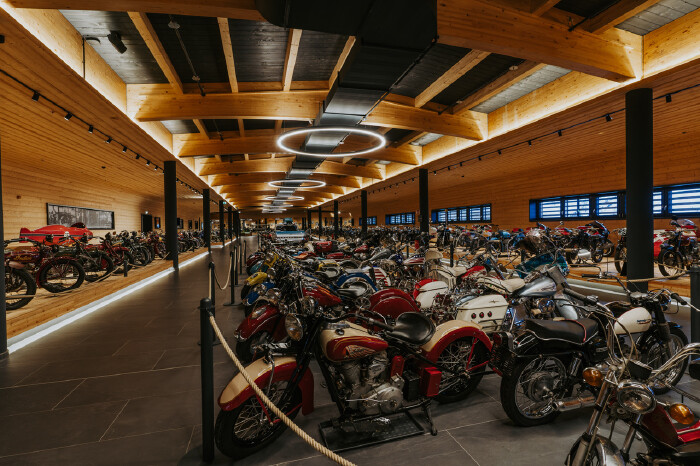 Auf dem Foto sieht man viele historische Motorr&auml;der, die in einer Halle stehen.