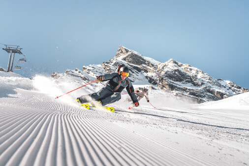 Zwei Skifahrer carven auf der frisch präparierten Piste in Galtür