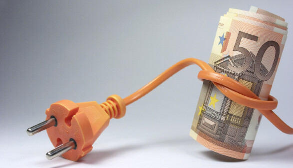 Stromkabel mit 50-Euro-Schein