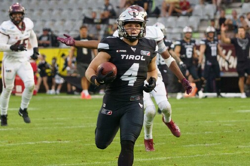 Football-Spieler der Raiders Tirol mt dem Footbal in der Hand